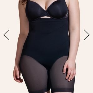 HoneyLove Super Power Short in Black